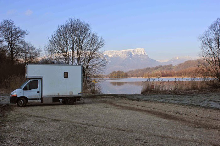 In deze camper zit alles wat Alex nodig heeft.