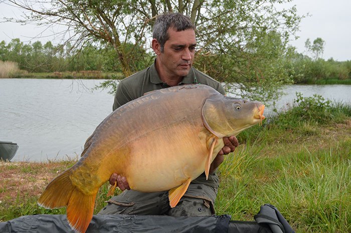 Chris met een dikbuikige spiegel die de bolletjes kon waarderen.