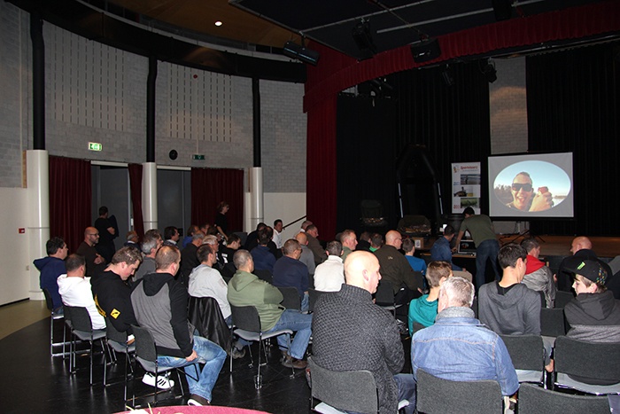 Aandachtig luisteren de bezoekers naar het verhaal van Dennis.