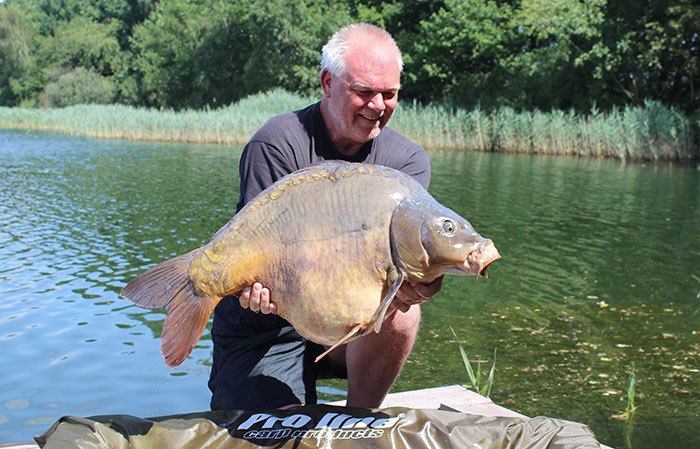 Michel-Hollaar-met-een-mooie-vangst-van-een-readyvoerstek--BBQ-'n-Krill