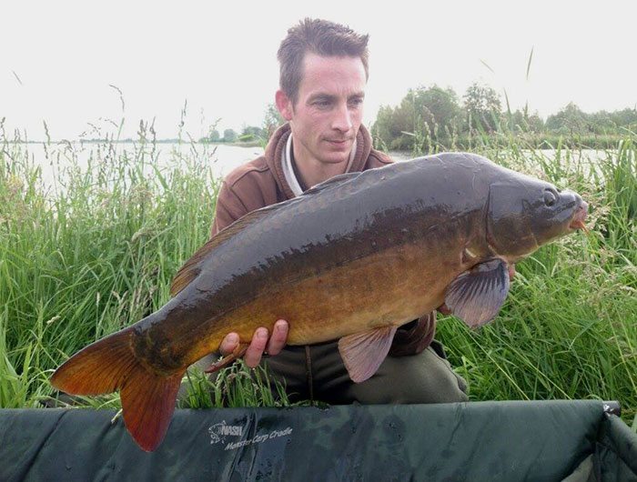 Remco Kettman met een spiegel die gevangen werd met een freezer op een gemengde voerstek.