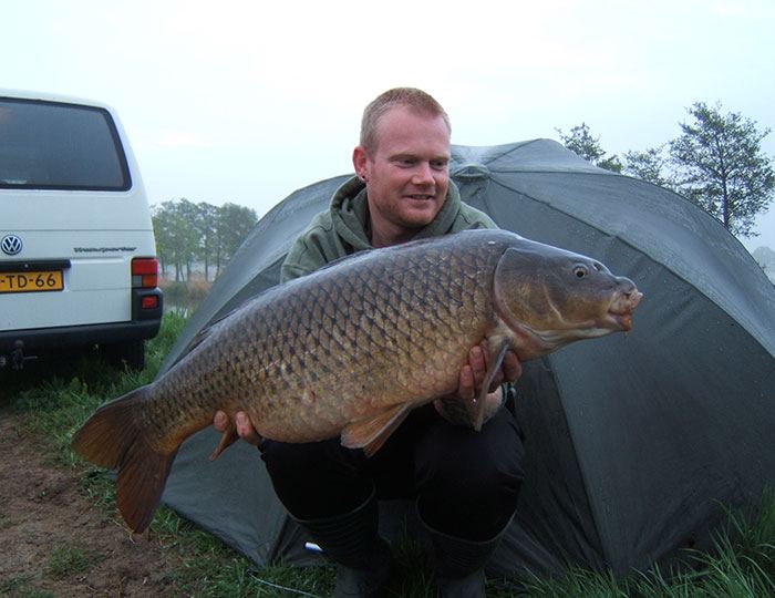 Gevangen op een harde plaat in het midden van het kanaal.