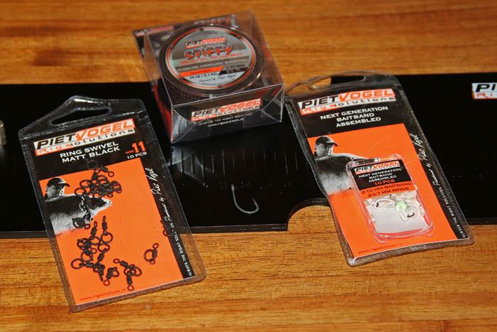 1 De benodigde materialen; de haak is hier een CSS-2 Super Strong Hook #6, maar er kan ook een CH-1 chod hook gebruikt worden!