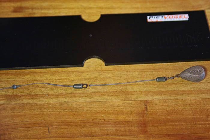 Stap 11. Pak een tweede stuk Free Fall en monteer aan één kant een quicklink voor het lood, aan de andere kant komt een lusje. Dit stuk Free Fall moet langer zijn dan je rigje en max. 20 cm lang.