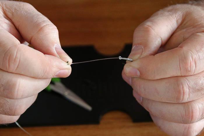 Stap 4. Knip een stuk Stiffy af en steek deze van voor naar achteren door het haakoog.