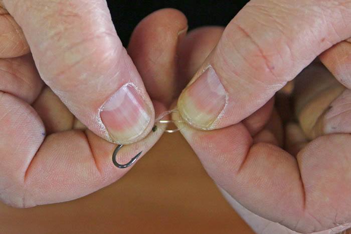 Stap 8. Monteer een Ringswivel #11 met behulp van een driekamerknoop.