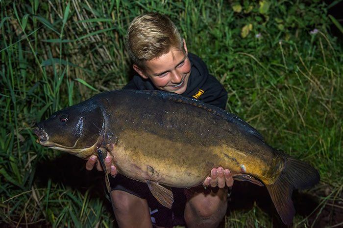 Door de achtergrond mee te belichten krijg je meer sfeer.