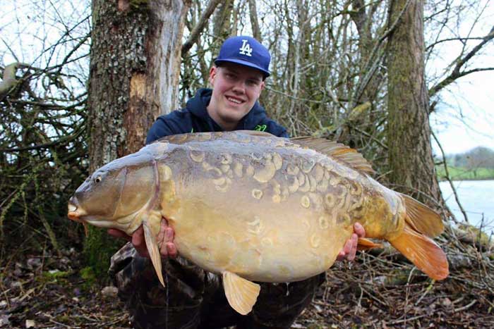 Spiegels met een schubbenpatroon om van te dromen vind je op Cavagnac
