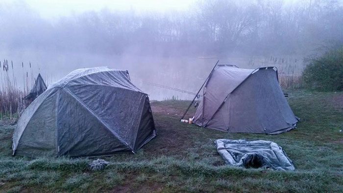 Hoge luchtdruk staat in het voorjaar garant voor koude nachten. 's Ochtends kan het uitzicht dan opeens zo zijn... #shit #opruimen #naardekroeg