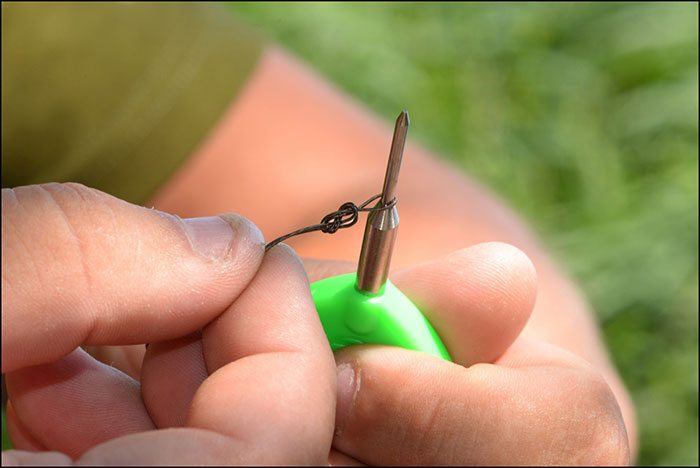 Stap 13: Bepaal nu de totale lengte van de onderlijn en leg een 8-knoop. Bevochtig de knoop voor het aantrekken!