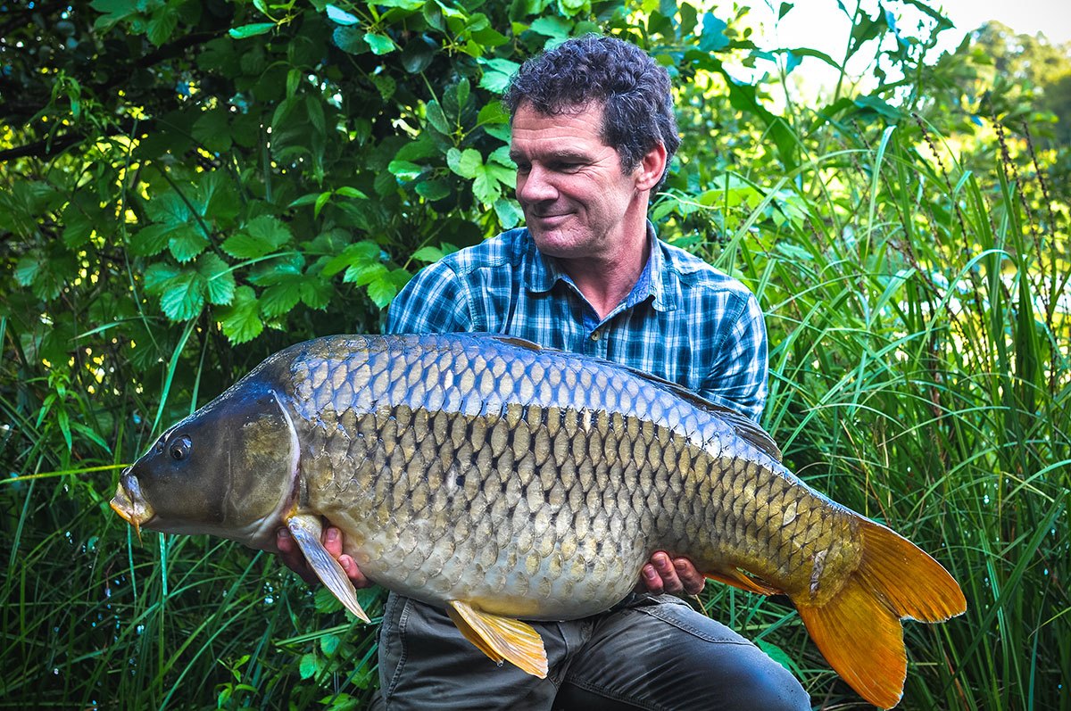 Om deze blijkbaar slechts half afgepaaide dame te haken moest ik een leuk eind kunnen gooien en haar dan nog onder de eigen kant afdrillen in een pak lelies. Dubbel profijt van de 25 lb Submerge !