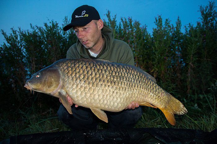 Boudewijn aan het oogsten op een bijgehouden voerplek met bollen uit de Xtra Range!