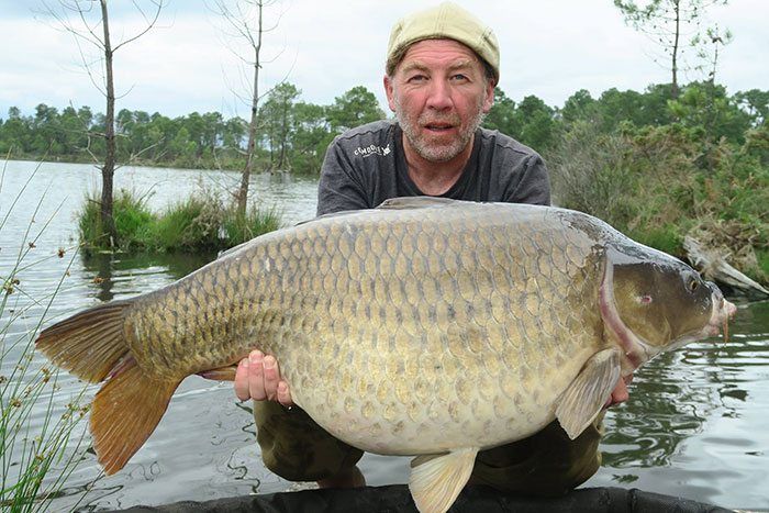 Moore means more! Alijn met een van de vele karpers die hij dit jaar kon verschalken aan de Odyssey XXX boilies.