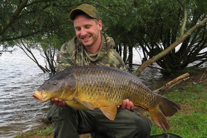 Eindelijk vangt Danny ook zijn vis. Hard voor weinig...