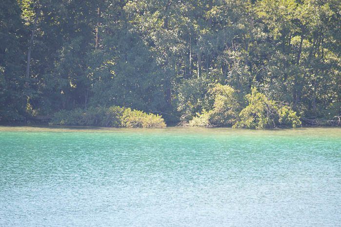 Het blauwe water is kraakhelder, daar moeten wat boilies in.