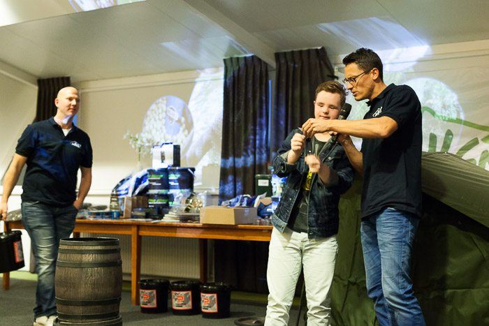 De twee quizmasters waren perfect op elkaar afgestemd.